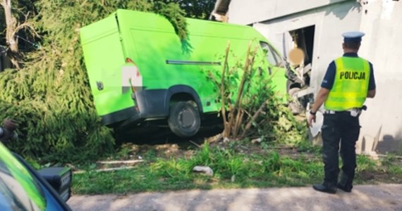 Wszystko wyglądało bardzo groźnie. W miejscowości Czaje-Bagno w powiecie wysokomazowieckim (woj. podlaskie) zderzyły się dwa busy. Jeden z nich wypadł z drogi i wbił się w ścianę znajdującego się obok domu. W budynku w chwili zdarzenia przebywała matka z trojgiem małych dzieci.