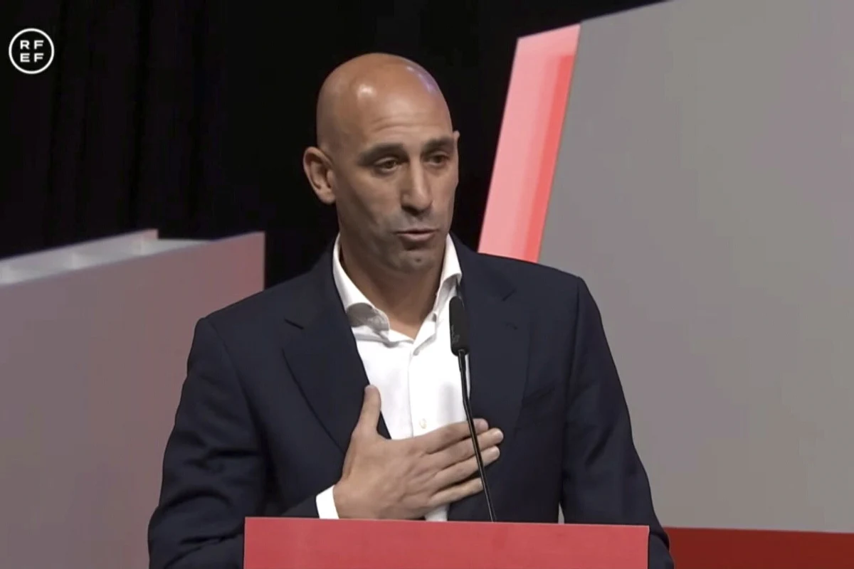 Wbrew doniesieniom hiszpańskim mediów prezes tamtejszej federacji piłkarskiej nie podał się do dymisji na zwołanym na dziś nadzwyczajnym posiedzeniu związku. Powodem takiej decyzji miało być jego niewłaściwie zachowanie, a także pocałowanie w usta piłkarki Jennifer Hermoso w czasie ceremonii medalowej. "Nie zamierzam rezygnować. Będę walczyć do końca" – przyznał w płomiennym przemówieniu Luis Rubiales, który dostał jeszcze owację na stojąco.