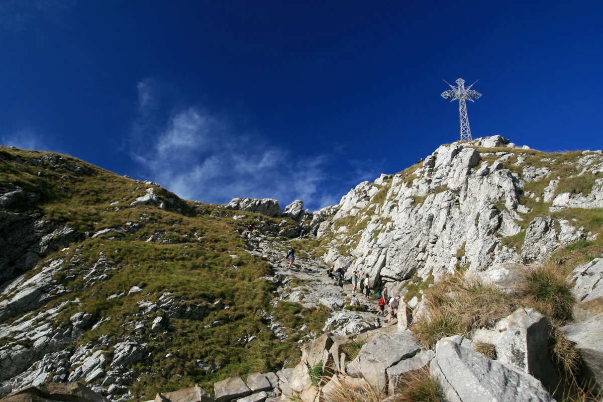 Pogoda nie będzie rozpieszczała turystów w Tatrach. W sobotę trzeba spodziewać się gwałtownych burz, a w niedzielę skwaru. "Turyści musza przygotować się na niebezpieczną pogodę, choć prognozy są i tak lepsze, niż były wczoraj" - mówi ratownik dyżurny TOPR Marcin Witek.

