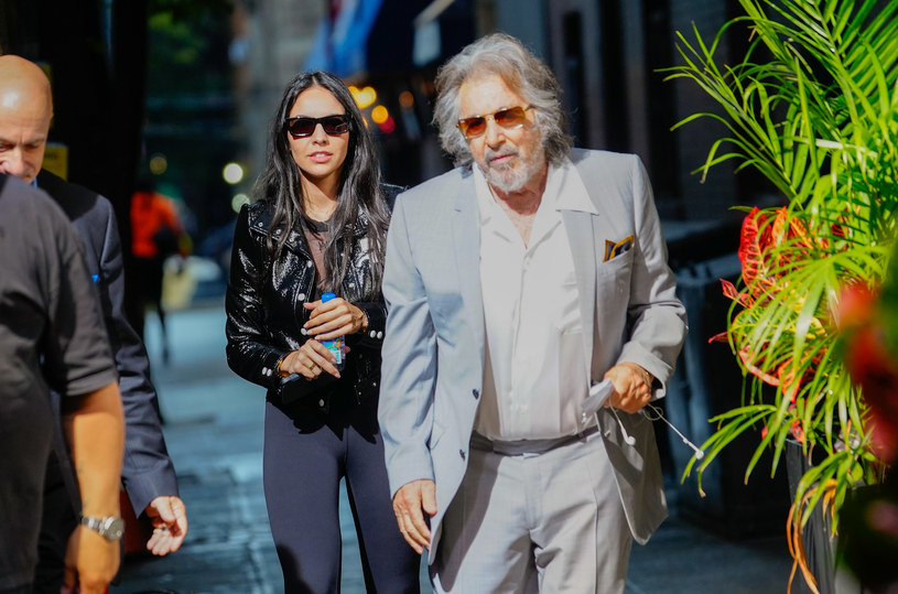 W nietypowe przedsięwzięcie zaangażował się legendarny hollywoodzki aktor Al Pacino. Jak donoszą amerykańskie media, gwiazdor przyjął zaproszenie Bad Bunny’ego i wystąpił w "gangsterskim" teledysku artysty. Nagrania odbyły się w czwartek w modnej nowojorskiej restauracji Carbone.