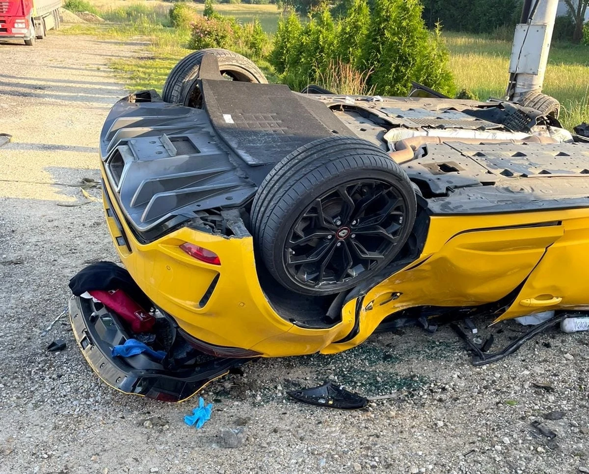 Żaden z trzech mężczyzn, którzy zginęli w wypadku Renault Megane w Harmężach koło Oświęcimia, do którego doszło nocą z 11 na 12 sierpnia, nie był pod wpływem alkoholu. Wyniki z badań, które wpłynęły do zajmującej się tą sprawą Prokuratury Rejonowej w Oświęcimiu, podali śledczy.