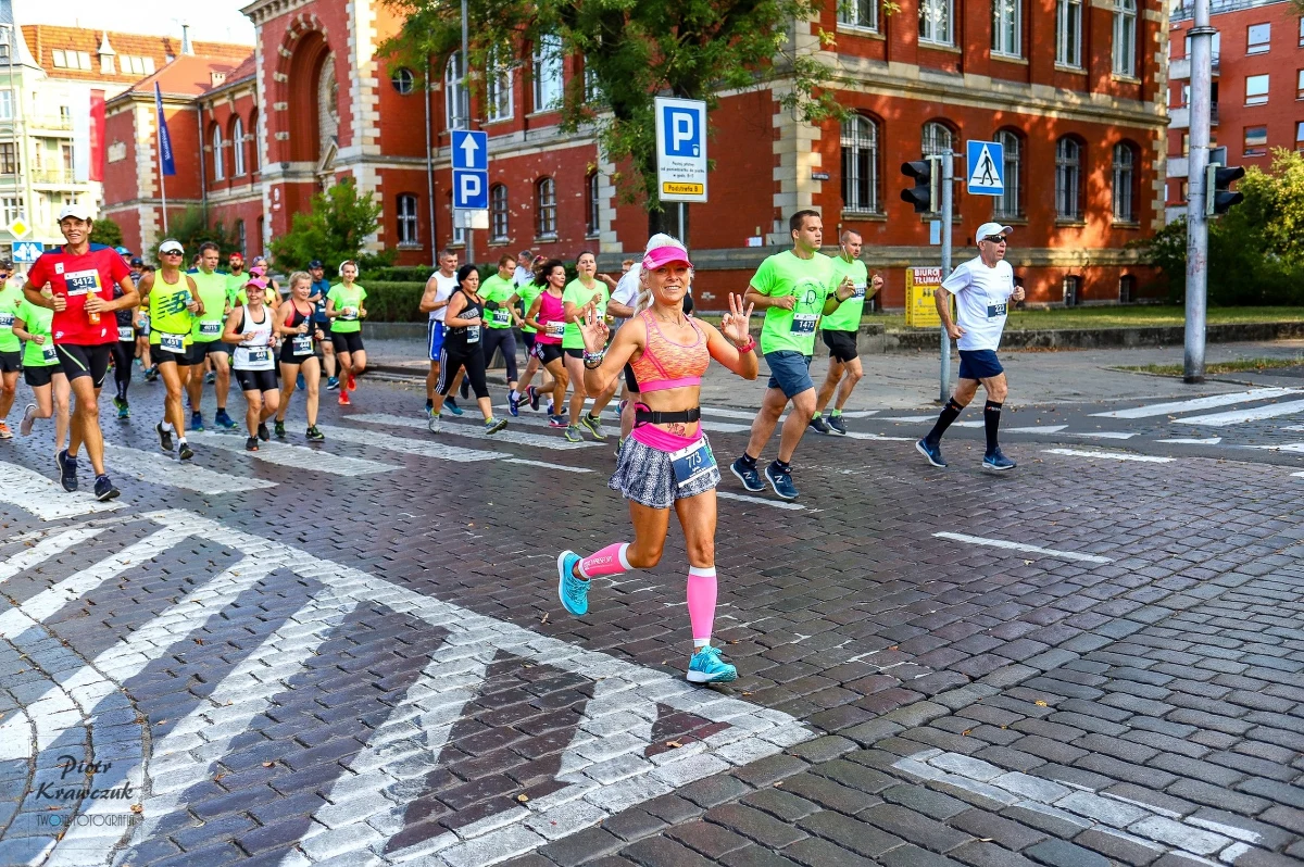 ​Spore utrudnienia czekają kierowców w Szczecinie. Ulicami miasta przebiegną w niedzielę uczestnicy 44. PKO Półmaratonu. Do południa inaczej kursować będzie komunikacja miejska, ulice na trasie biegu zostaną zamknięte dla ruchu.