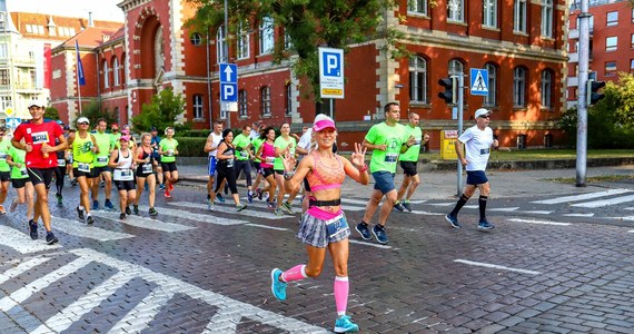 ​Spore utrudnienia czekają kierowców w Szczecinie. Ulicami miasta przebiegną w niedzielę uczestnicy 44. PKO Półmaratonu. Do południa inaczej kursować będzie komunikacja miejska, ulice na trasie biegu zostaną zamknięte dla ruchu.