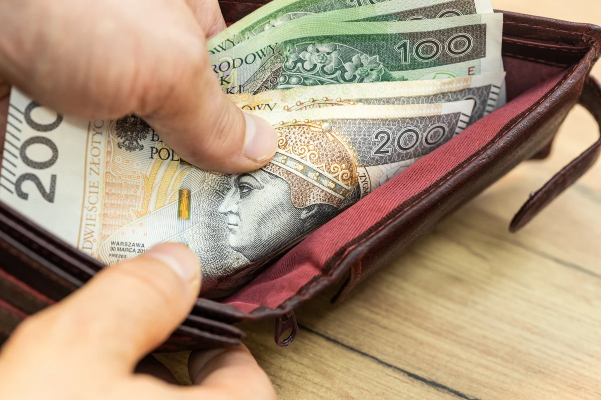 Olsztynianin przekazał policji torbę ze znaczną ilością pieniędzy. Okazało się, że to zguba należała 59-latki, która na jednym z przystanków zostawiła 20 tysięcy złotych.