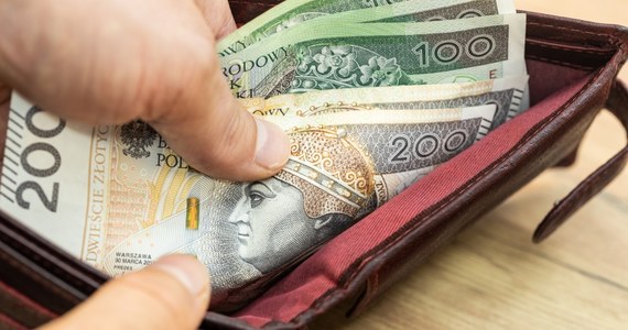 Olsztynianin przekazał policji torbę ze znaczną ilością pieniędzy. Okazało się, że to zguba należała 59-latki, która na jednym z przystanków zostawiła 20 tysięcy złotych.