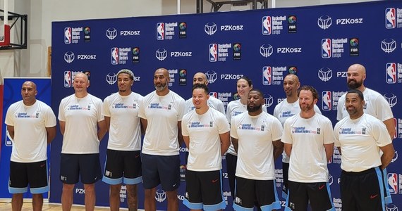 Do poniedziałku w centrum sportowym WKK Wrocław odbywa się obóz koszykarski NBA Koszykówka Bez Granic. Młodzi koszykarze z całej Europy ćwiczą pod opieką trenerów z najlepszej ligi świata. Ambasadorem wydarzenia w Polsce jest jedyny Polak grający w profesjonalnym klubie NBA - Jeremy Sochan.