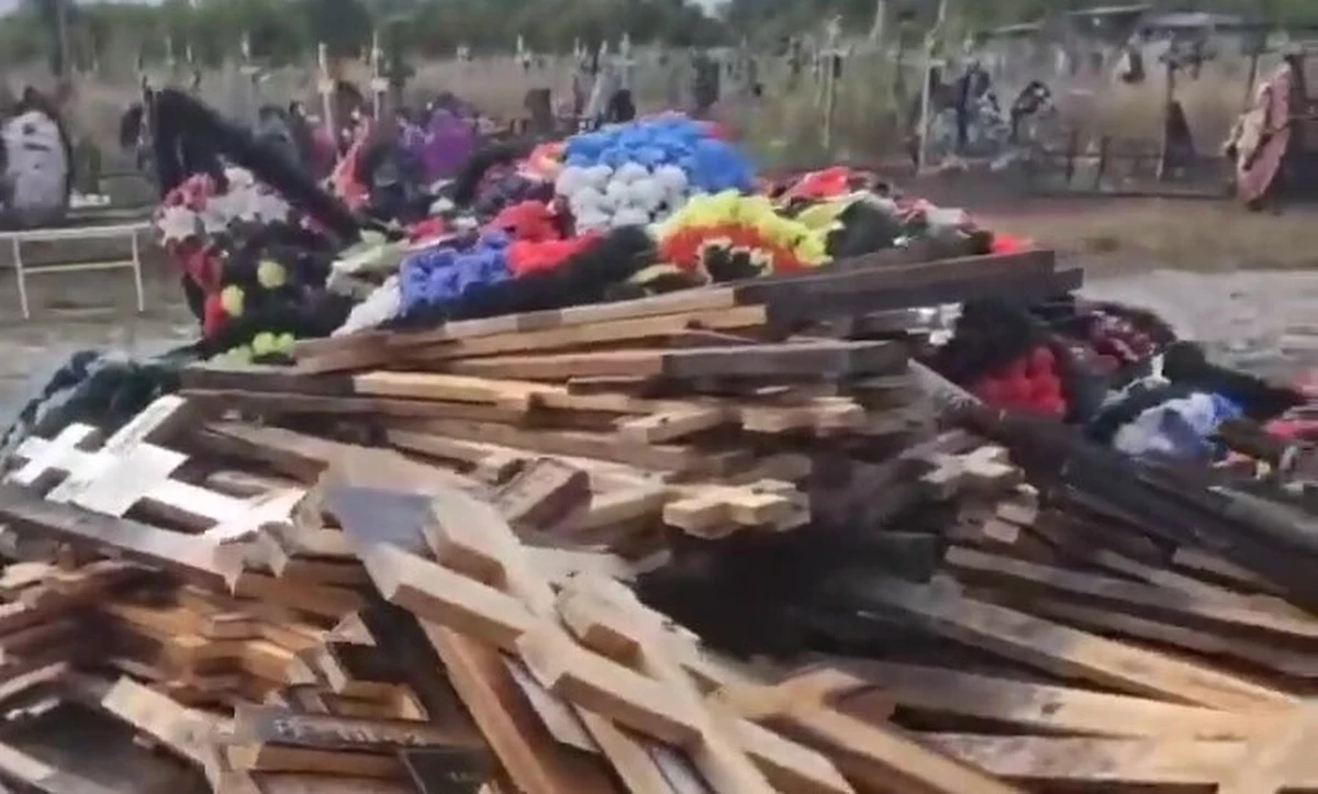 W sieci pojawiło się nagranie z cmentarza z miejscowości Nikołajewka w obwodzie samarskim, gdzie pochowani są m.in. polegli w wojnie z Ukrainą najemnicy Grupy Wagnera. Autor nagrania, również wagnerowiec, poinformował, że wszystkie nagrobki "zostały zrównane z ziemią". Okazało się, że powód demontażu grobów jest zgoła odmienny.