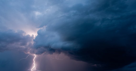 ​Instytut Meteorologii i Gospodarki Wodnej wydał ostrzeżenie pierwszego stopnia przed burzami z gradem, które są przewidywane od piątkowego wieczora do soboty rano w centralnej i zachodniej części województwa warmińsko-mazurskiego.