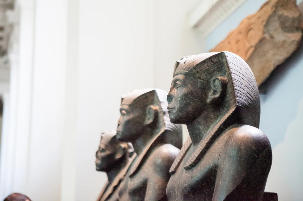 Dyrektor British Museum Hartwig Fischer oświadczył w piątek, że w trybie natychmiastowym ustępuje ze stanowiska w związku z zaginięciem prawie 2 tys. eksponatów, które - jak się podejrzewa - przez lata wynosił, a następnie sprzedawał kurator muzeum.