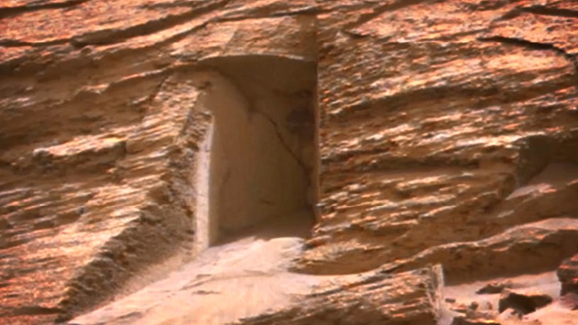W maju ubiegłego roku, łazik Curiosity w trakcie swojej eksploracji Marsa natknął się na dziwne pęknięcie w skale. Naukowcy okrzyknęli je mianem "tajemniczych drzwi na Marsie". Teraz rozwiązano jego zagadkę.