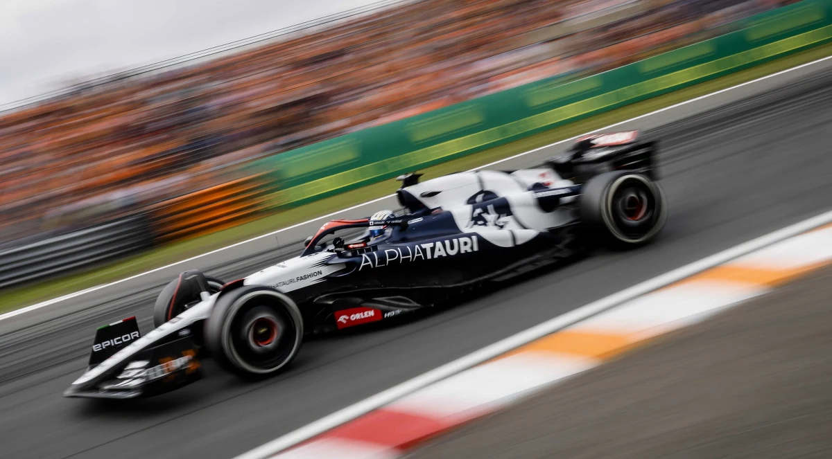 ​Daniel Ricciardo miał wypadek na dzisiejszym treningu przed wyścigiem Formuły 1 o Grand Prix Holandii w Zandvoort. Australijski kierowca AlphaTauri w efekcie nie wystartuje w niedzielę - zastąpi go Nowozelandczyk Liam Lawson.