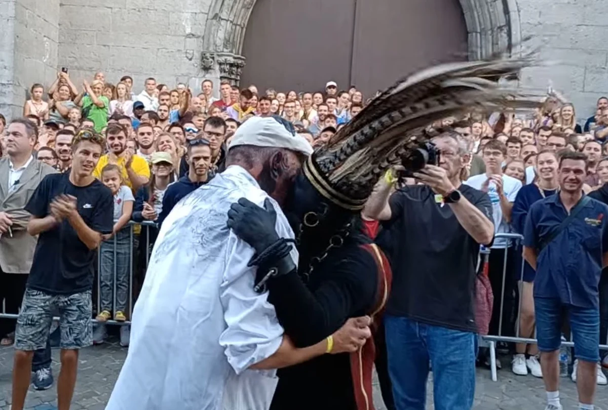 W belgijskiej miejscowości Ath zaostrzono środki bezpieczeństwa w związku z mającą się odbyć w ten weekend oskarżaną o rasizm folklorystyczną paradą. Chodzi o przedstawienie kontrowersyjnego "Dzikusa", postaci pomalowanej na czarno, z pierścieniem w nosie i z łańcuchem na szyi, która jak co roku ma wziąć udział w pochodzie olbrzymów.