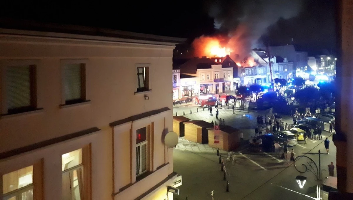 W centrum Nakła nad Notecią w województwie kujawsko-pomorskim doszło do pożaru kamienicy mieszkalnej. Zgłoszenie otrzymaliśmy na Gorącą Linię RMF FM.