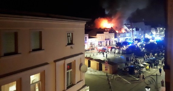 W centrum Nakła nad Notecią w województwie kujawsko-pomorskim doszło do pożaru kamienicy mieszkalnej. Zgłoszenie otrzymaliśmy na Gorącą Linię RMF FM.