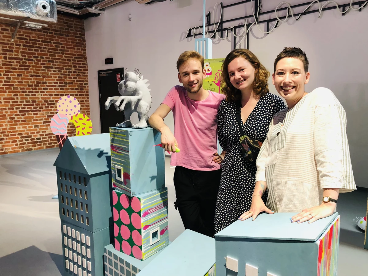 Międzypokoleniowa wymiana mądrości, troska o lokalną społeczność i chętny do pomocy potwór o nie do końca szlachetnych intencjach - te motywy opowiadań Joanny Guszty dały początek projektowi "Tu i teraz! Miasto Potwór". Z tym pomysłem Teatr Pinokio w Łodzi wyruszył do miejsc o ograniczonym dostępie do sztuki. Oprócz spektaklu pod tym samym tytułem zaproponował seniorom i dzieciom możliwość wspólnego tworzenia w czasie warsztatów plastycznych. Ich efektem jest wystawa dostępna do 10 września we foyer nowej siedziby teatru. 