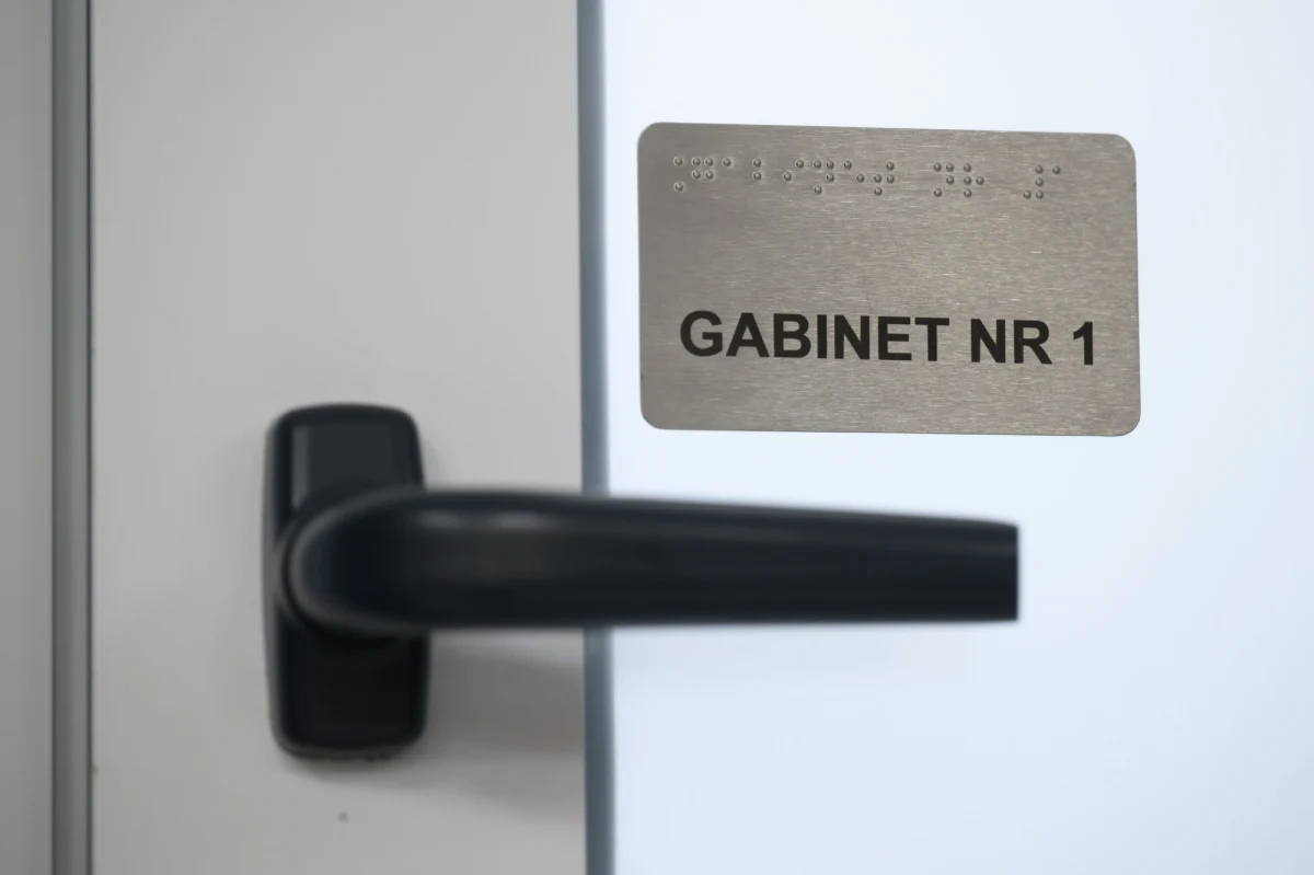 Nowy subwariant omikronu EG.5.1 najprawdopodobniej jest obecny również w Polsce. Typowe objawy chorobowe to m.in. chrypka, ból mięśni, katar, zmieniony smak i węch. WHO zapewnia, że nie ma obecnie dowodów na cięższy przebieg infekcji - tłumaczy wirusolog prof. Agnieszka Szuster-Ciesielska. 