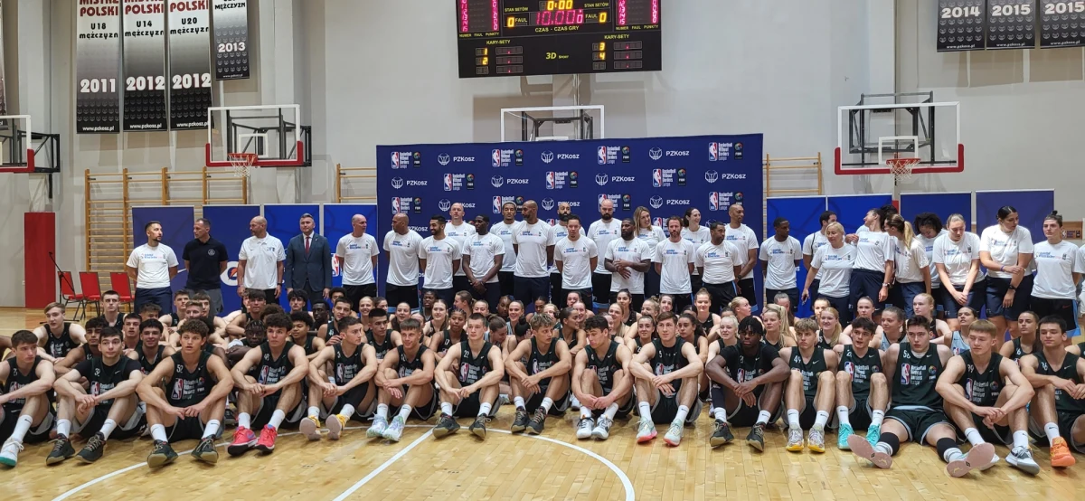 We Wrocławiu trwa dwudziesta odsłona obozu koszykarskiego Basketball Without Borders organizowanego przez NBA przy współpracy z Polskim Związkiem Koszykówki. Blisko 80 koszykarzy i koszykarek z całej Europy ma szansę pokazania się trenerom z najlepszej koszykarskiej ligi świata. O tym, czym trzeba wyróżniać się, by móc grać za oceanem opowiedział w rozmowie z RMF FM skaut drużyny Denver Nuggets - Rafał Juć.