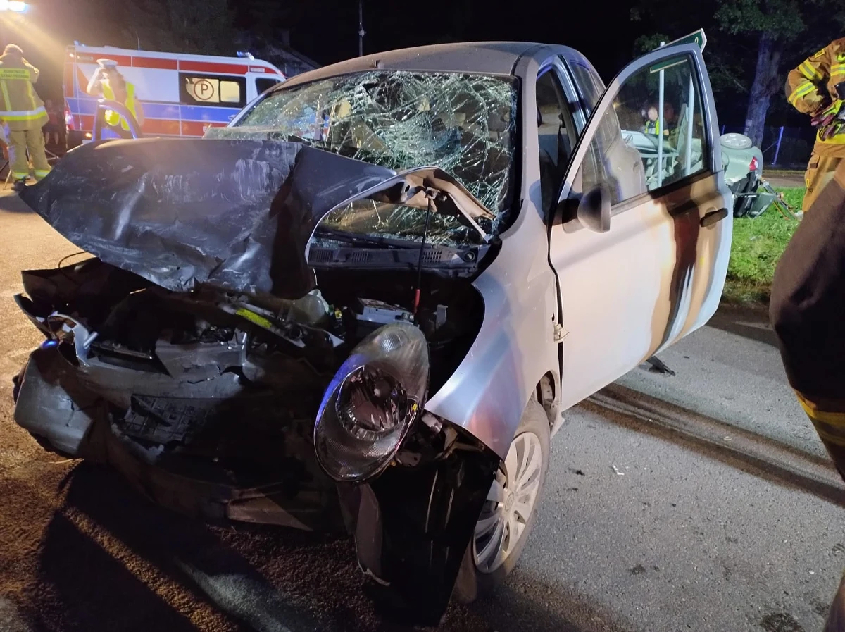 Dwie osoby zginęły w czołowym zderzeniu dwóch samochodów osobowych w miejscowości Pstrokonie w Łódzkiem. Do szpitali przetransportowano siedem osób.