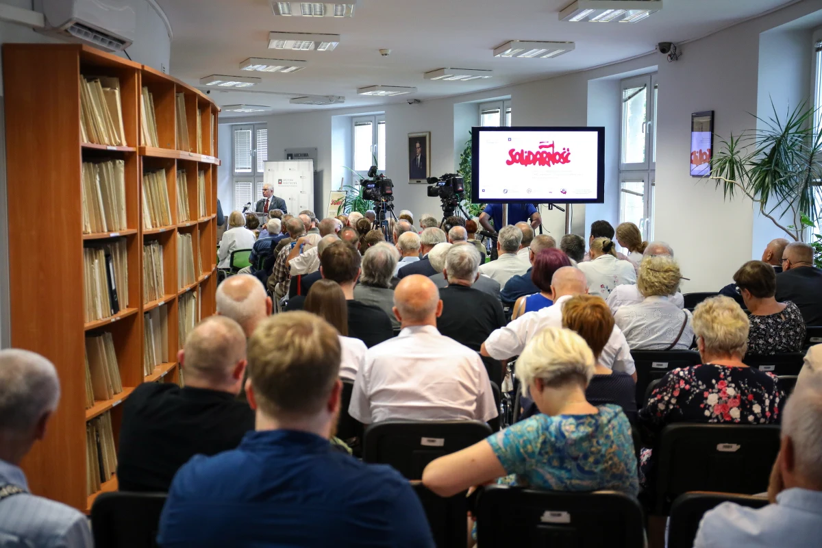Działacze NSZZ "Solidarność" oraz więźniowie polityczni okresu stanu wojennego uczczeni w siedzibie Archiwum Akt Nowych w Warszawie. Byli więźniowie zakładu karnego w Hrubieszowie przekazali swoje materiały archiwalne z lat 1981-1983 do zasobu AAN.