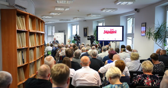 Działacze NSZZ "Solidarność" oraz więźniowie polityczni okresu stanu wojennego uczczeni w siedzibie Archiwum Akt Nowych w Warszawie. Byli więźniowie zakładu karnego w Hrubieszowie przekazali swoje materiały archiwalne z lat 1981-1983 do zasobu AAN.