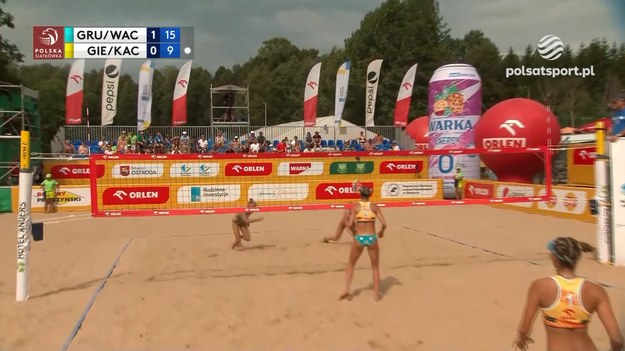 Skrót meczu Orlen Mistrzostw Polski w siatkówce plażowej Jagoda Gruszczyńska/ Aleksandra Wachowicz - Julia Gierczyńska/ Aneta Kaczmarek 2:0 (21:10, 21:13).

