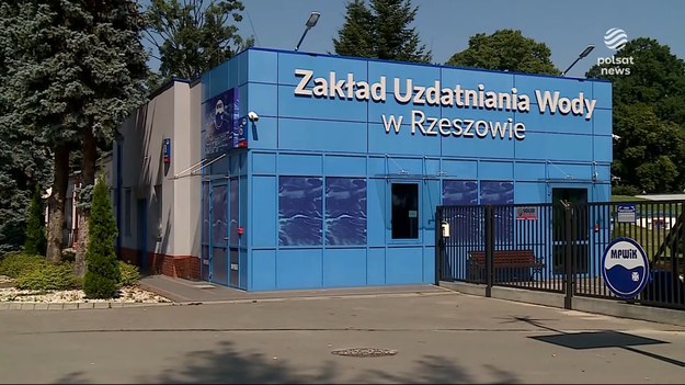 W związku z zakażeniami legionelliozą Rzeszów przeprowadza prewencyjną dezynfekcję swoich wodociągów. Nie ma pewności, że to właśnie wodociągi są źródłem zakażeń, w wyniku których zmarło już osiem osób. Legionelliozą można zakazić się m.in. pod prysznicem czy w wannie z hydromasażem. Bakteria rozwija się w temperaturze od 40 do 60 stopni, a ginie w 70.
Materiał dla "Wydarzeń" przygotowała Monika Zalewska.