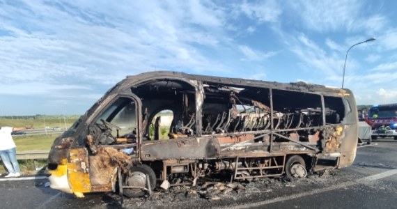 W rejonie skrzyżowania autostrady A1 i drogi ekspresowej S1 w Śląskiem doszło do pożaru busa. Ogień został ugaszony, nikomu nic się nie stało.
