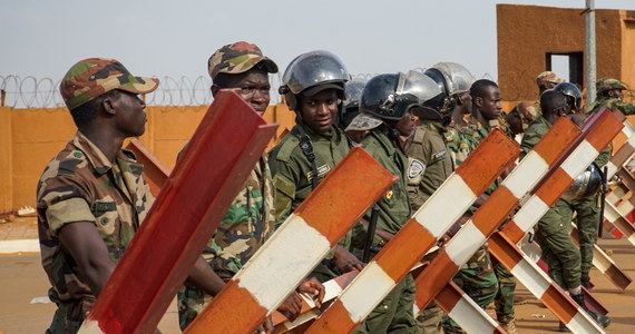 Siły zbrojne Nigru zostały postawione w stan najwyższej gotowości - wynika z wydanego w piątek przez szefa obrony junty wojskowej dokumentu, którego autentyczność została potwierdzona przez źródła. Wojsko zdecydowało się na taki krok ze względu na "zwiększone zagrożeniem ataku".