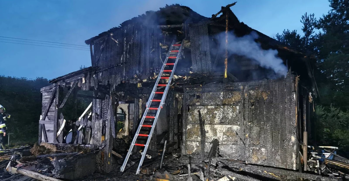 Dwóch mężczyzn w wieku około 40 lat zginęło w pożarze, który wybuchł w domu mieszkalnym w pomorskim Żukowie. Akcja gaśnicza trwała blisko dwie godziny.