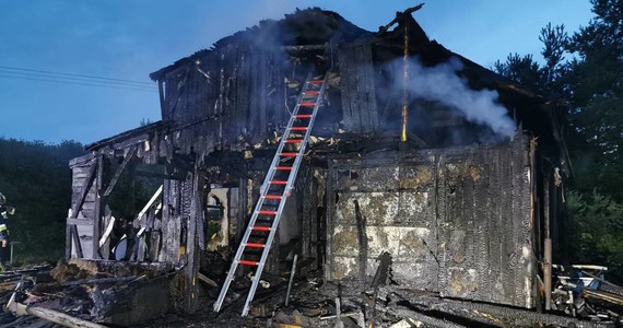 Dwóch mężczyzn w wieku około 40 lat zginęło w pożarze, który wybuchł w domu mieszkalnym w pomorskim Żukowie. Akcja gaśnicza trwała blisko dwie godziny.
