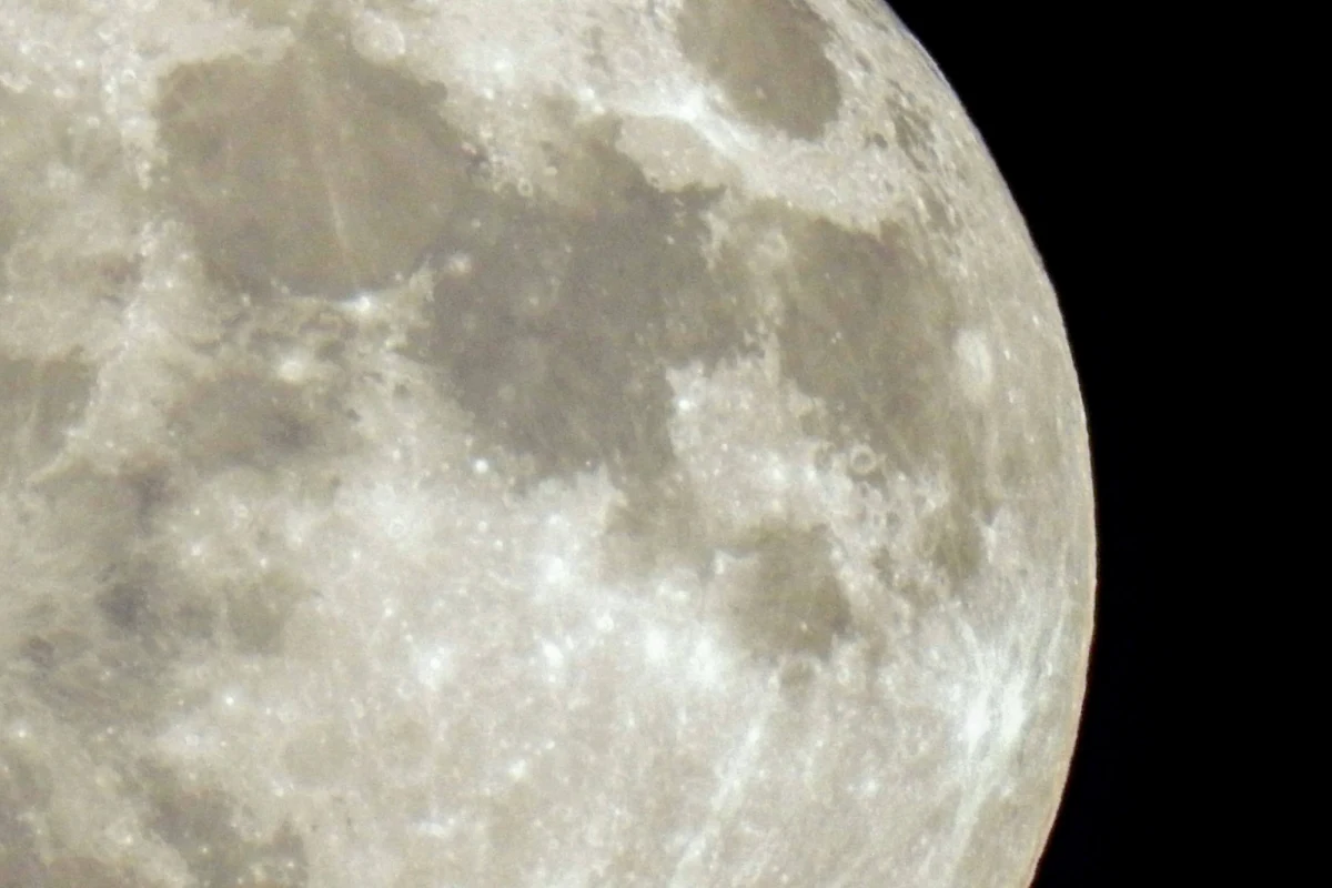 W nocy z 30 na 31 sierpnia na niebie będzie można zobaczyć superpełnię. Księżyc znajdujący się wyjątkowo blisko Ziemi wyda nam się większy i bardziej pomarańczowy niż zwykle. Będzie to już druga pełnia tego miesiąca - zjawisko jest nazywane Niebieskim Księżycem.