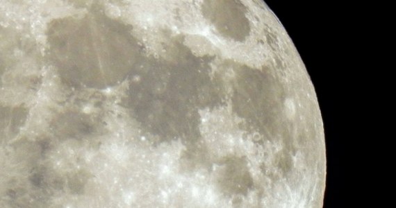 W nocy z 30 na 31 sierpnia na niebie będzie można zobaczyć superpełnię. Księżyc znajdujący się wyjątkowo blisko Ziemi wyda nam się większy i bardziej pomarańczowy niż zwykle. Będzie to już druga pełnia tego miesiąca - zjawisko jest nazywane Niebieskim Księżycem.