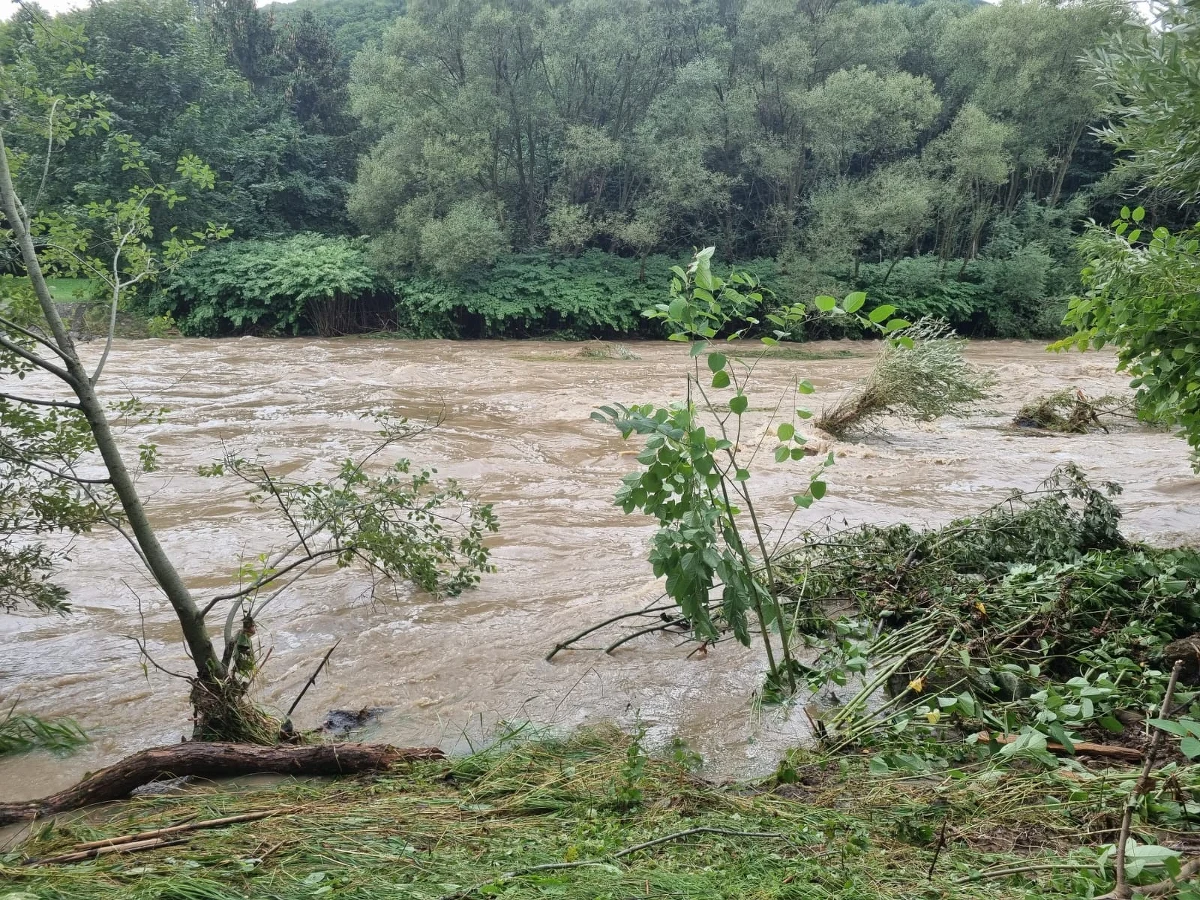 Potężne nawałnice przechodziły nad Polską w sobotę oraz w nocy z soboty na niedzielę. Niespokojnie może być także dzisiaj. Instytut Meteorologii i Gospodarki Wodnej wydał ostrzeżenia przed gwałtownymi wzrostami stanów wody w rzekach i wezbraniami z przekroczeniem stanów ostrzegawczych. 