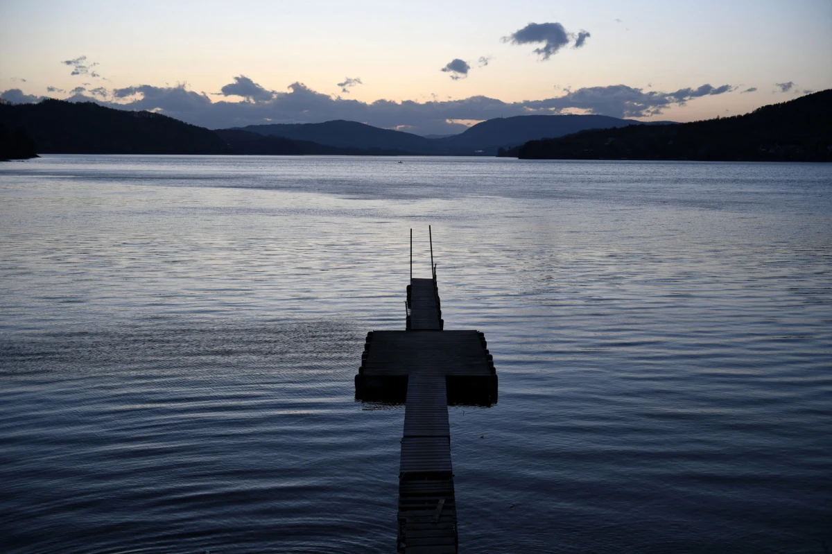Sobotni szkwał na Jeziorze Rożnowskim k. Nowego Sącza przerwał trwające tam regaty. Silny podmuch przewrócił dziewięć żaglówek, a ponad 20 osób znalazło się w wodzie. Nikomu nic się nie stało. W niedzielę na zalewie organizowany jest Powiatowy Maraton Pływacki. Na razie nic nie wskazuje na to, żeby został odwołany. 