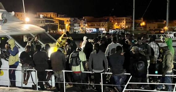 Rekordowa liczba prawie 4,3 tys. migrantów przebywa w ośrodku rejestracji na Lampedusie, a sytuację na tej włoskiej wyspie ocenia się jako nadzwyczaj trudną. To rezultat gigantycznego napływu migrantów w ostatnich dniach. W sobotę przypłynęło tam 55 łodzi, a w piątek aż 65, co było najwyższą zanotowaną dotąd liczbą.