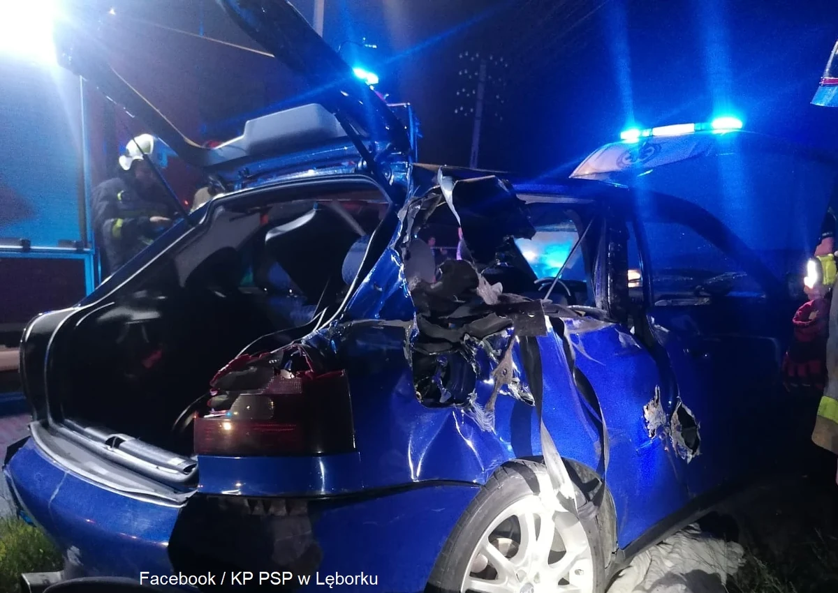 W Lęborku na Pomorzu samochód osobowy wjechał pod pociąg dalekobieżny relacji Łeba-Kraków. Nikt nie został ranny - poinformowała lęborska straż pożarna.