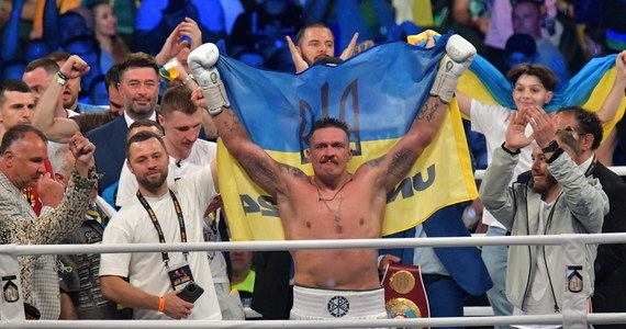 ​Ukrainiec Ołeksandr Usyk pokonał przez nokaut w dziewiątej rundzie Brytyjczyka Daniela Dubois w bokserskiej walce o cztery mistrzowskie pasy wagi ciężkiej organizacji WBO, IBF, IBO i WBA. Galę na Stadionie Tarczyński we Wrocławiu obserwowało na żywo 40 tysięcy kibiców.