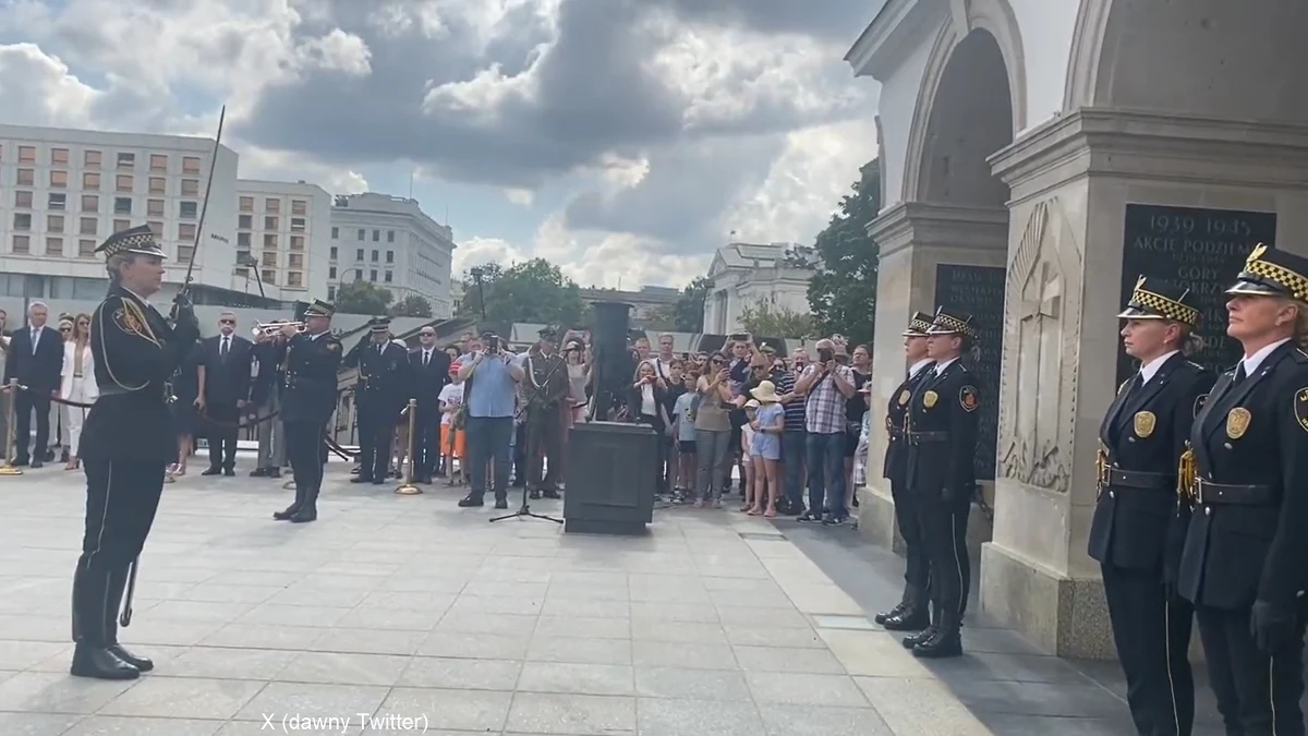 W południe, po raz pierwszy w historii, warszawska straż miejska dokonała uroczystej zmiany posterunku honorowego przy Grobie Nieznanego Żołnierza. Wzięło w niej udział 30 funkcjonariuszy tej formacji.