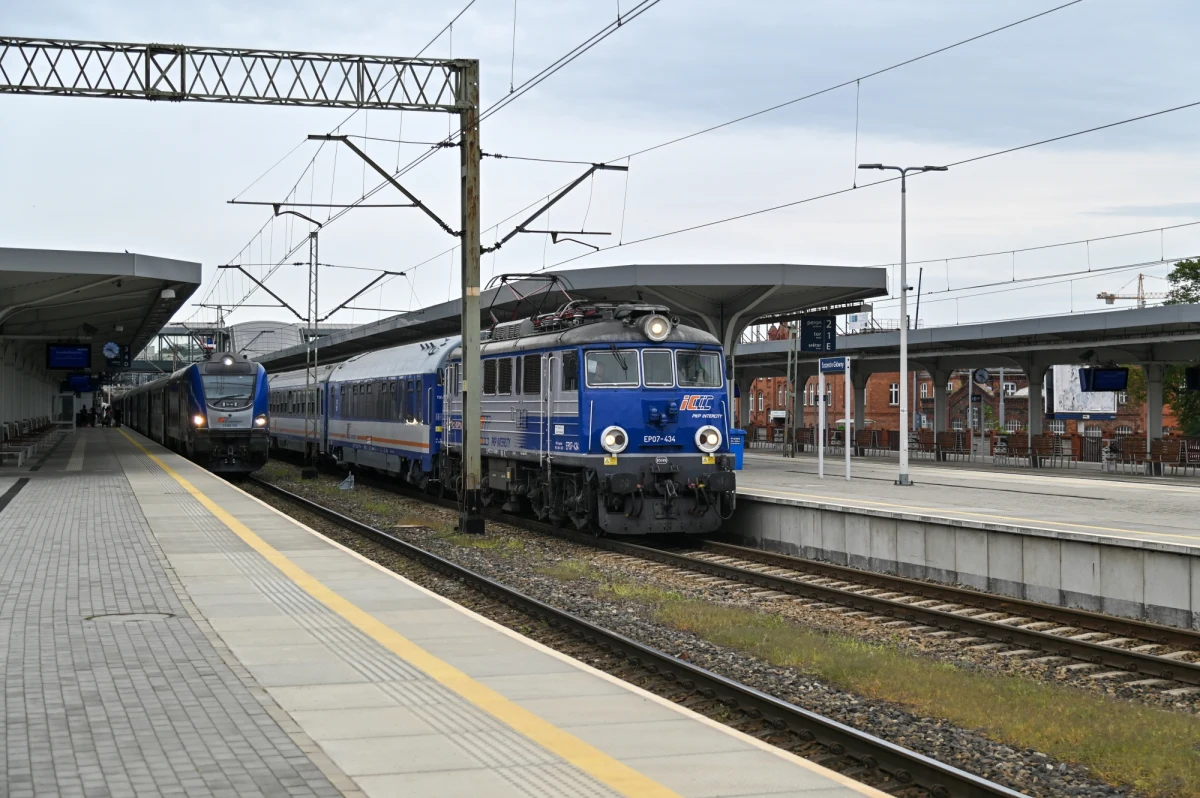 Trzy razy w Białymstoku doszło do nieuprawnionego nadawania sygnału radio-stop. Po raz pierwszy w niedzielę rano a potem o godzinie 11.51 i 11.59. Sygnał ten skutkuje zatrzymaniem pociągów, których radiotelefony pracują na danej częstotliwości. 