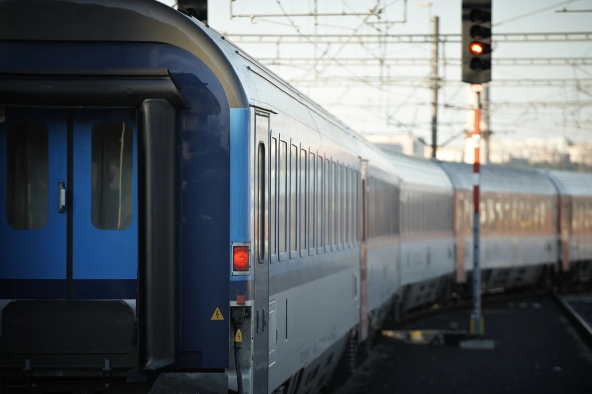 Białostocka policja zatrzymała dwóch mężczyzn, którzy mieli nadawać sygnały radio-stop i doprowadzili do wymuszonego postoju pociągów w różnych miejscach Polski.