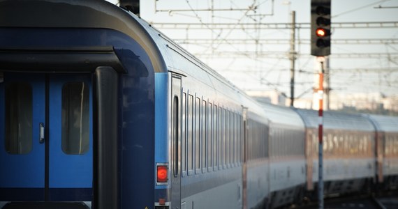 Białostocka policja zatrzymała dwóch mężczyzn, którzy mieli nadawać sygnały radio-stop i doprowadzili do wymuszonego postoju pociągów w różnych miejscach Polski.