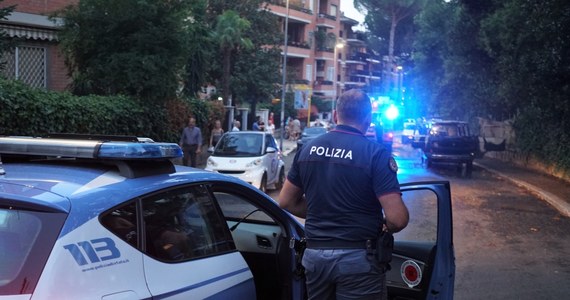 W Turynie, w pobliżu miejsca poboru opłat za wjazd na autostradę w kierunku Mediolanu, trzech policjantów próbowało zatrzymać senegalskiego handlarza narkotyków. Zostali otoczeni przez 50 innych imigrantów, pobici i skopani po twarzach – podaje w niedzielę turyński dziennik „La Stampa”.