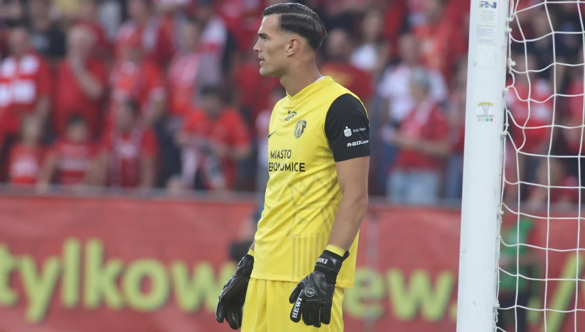 Bramkarz Puszczy Niepołomice Kewin Komar został pobity na festynie w Wiśniczu Małym. Sprawcami są najprawdopodobniej pseudokibice Wisły Kraków. Piłkarza czeka dłuższa przerwa w grze. Oświadczenia w tej sprawie wydały oba kluby.