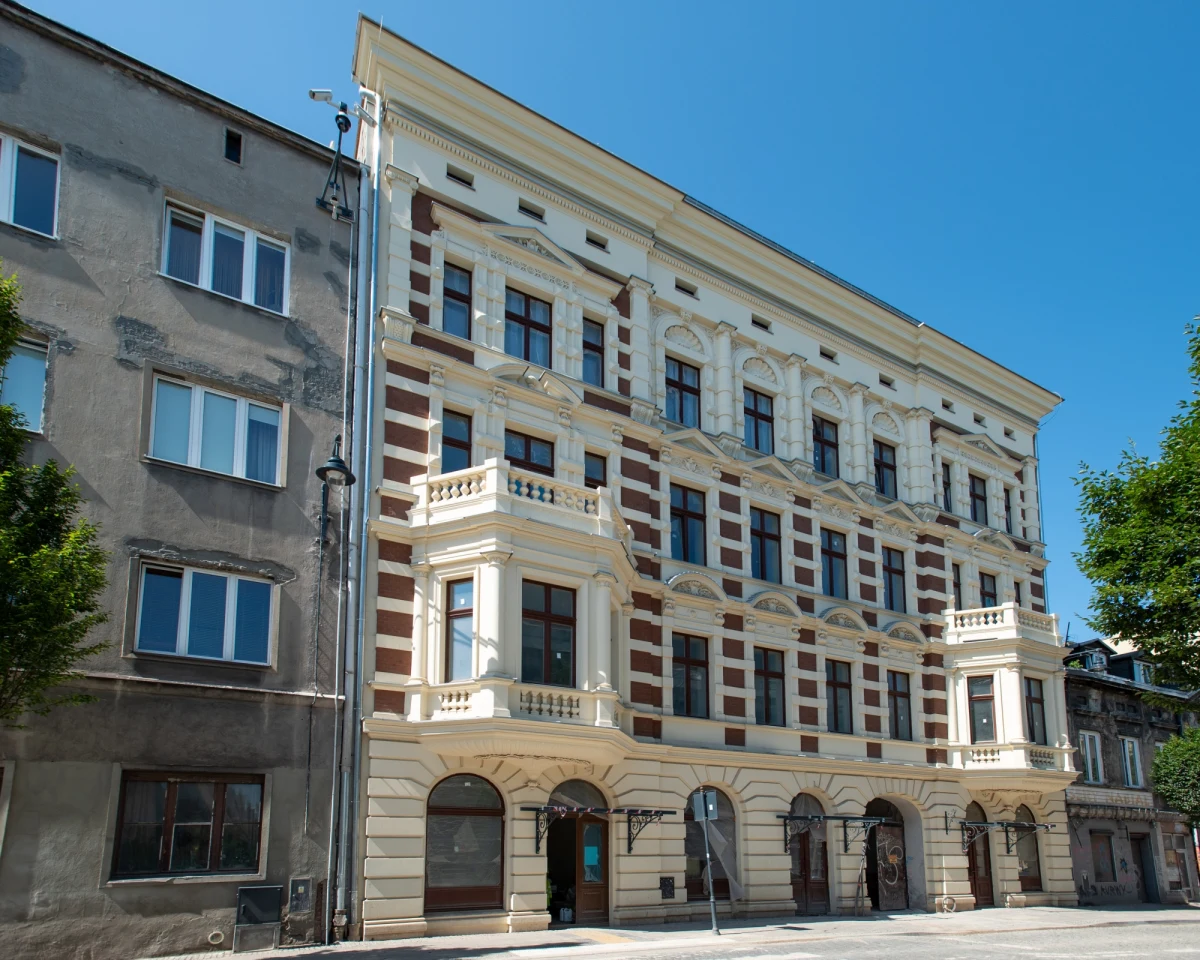 Coraz bliżej finału jest generalny remont kamienicy przy ulicy Wschodniej nr 45 w Łodzi. W nowych mieszkaniach trwa montaż białej armatury, a podwórko zyskuje zieleń. Po przebudowie w budynku powstanie 48 mieszkań komunalnych i 12 lokali usługowych.