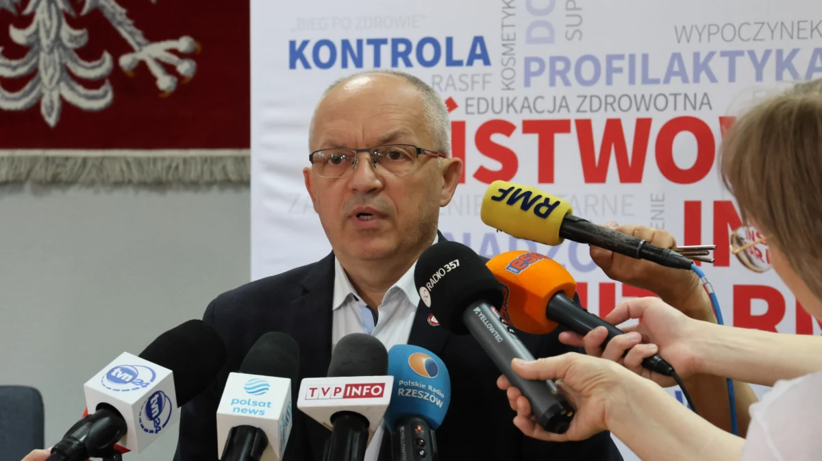 W czterech z dziewięciu próbek wody pobranych do badań 18 sierpnia wykryto bakterie legionelli - poinformował na konferencji prasowej przedstawiciel podkarpackiego sanepidu. Osiem z tych próbek pochodziło z ujęcia wody cieplnej, jedna z miejsca zamieszkania osoby, u której wykryto zakażenie. Dziś przekazano, że z powodu zakażenia bakterią na Podkarpaciu zmarło 11 osób. 