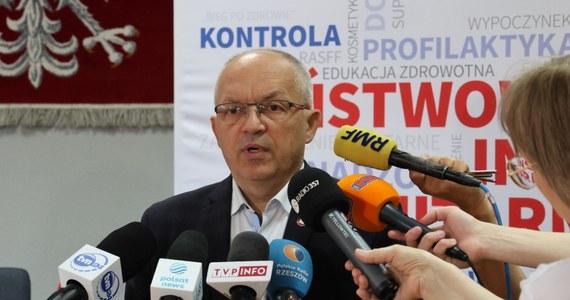 W czterech z dziewięciu próbek wody pobranych do badań 18 sierpnia wykryto bakterie legionelli - poinformował na konferencji prasowej przedstawiciel podkarpackiego sanepidu. Osiem z tych próbek pochodziło z ujęcia wody cieplnej, jedna z miejsca zamieszkania osoby, u której wykryto zakażenie. Dziś przekazano, że z powodu zakażenia bakterią na Podkarpaciu zmarło 11 osób. 