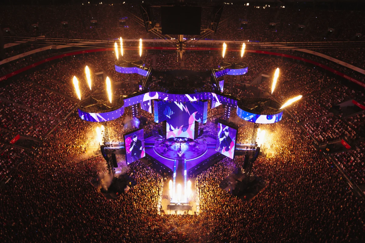 Po historycznym występie na PGE Narodowym dla 80 tysięcy widzów, Dawid Podsiadło idzie za ciosem i zaprasza na trasę stadionową ze sceną 360 stopni! Sprzedaż biletów startuje już w najbliższą środę, 30 sierpnia, o godz. 12.00.