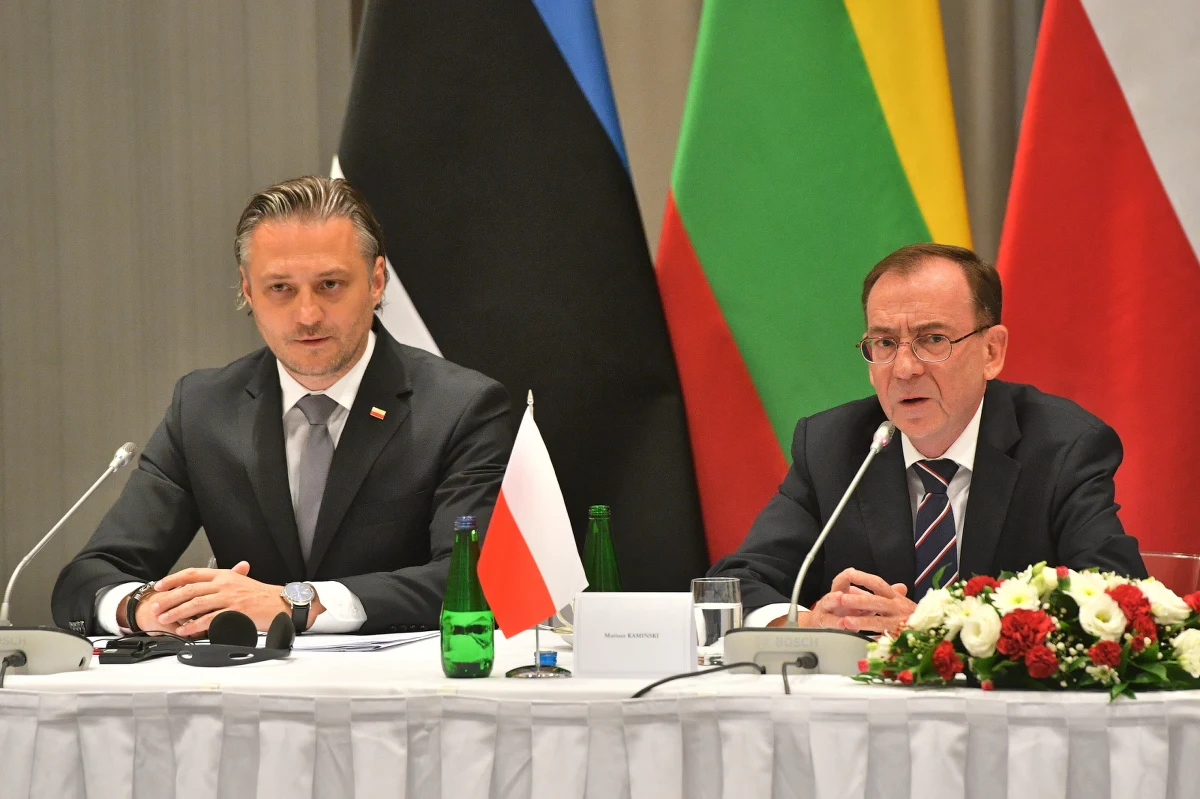 Zażądaliśmy od reżimu Łukaszenki natychmiastowego opuszczenia przez Grupę Wagnera terenu Białorusi oraz natychmiastowego opuszczenia strefy przygranicznej przez nielegalnych migrantów gromadzonych tam przez służby białoruskie - oświadczył szef MSWiA Mariusz Kamiński.