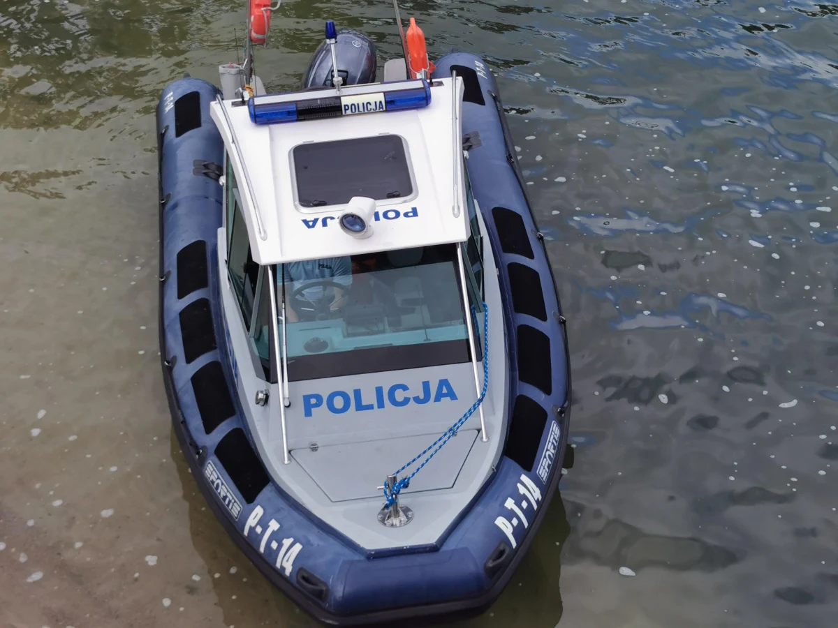 Ponad 2,5 promila alkoholu wydmuchał sternik łodzi motorowej, który pływał na jeziorze Tałty niedaleko Mikołajek. Mężczyzna wpływał na inne jednostki i wykonywał w ich kierunku wulgarne gesty. Kiedy policyjni wodniacy go zatrzymali, okazało się, że nie tylko był kompletnie pijany, ale też, że poszukuje go sąd.