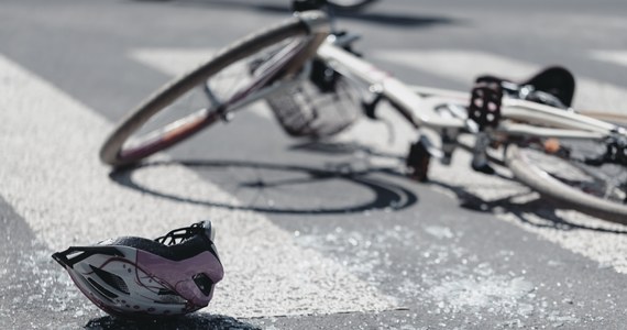 Do trzech lat więzienia grozi 17-latkowi, który w niedzielę w Kłodawie (pow. kolski, woj. wielkopolskie) potrącił samochodem czteroosobową rodzinę jadącą na rowerach. Auto należało do członka rodziny nastolatka - przekazała PAP policja.